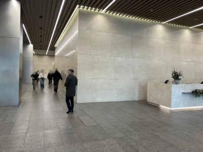 3. 안내데스크 출입증 수령 후 좌측 통로.jpg